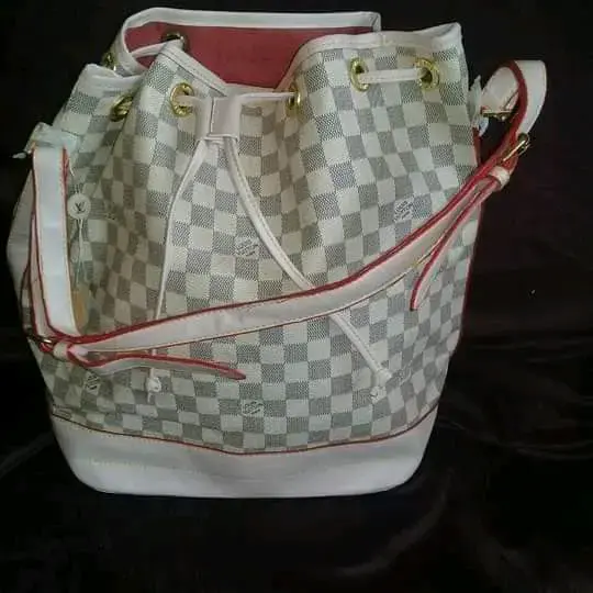 Cartera de mano fucsia con diseño elegante - 5