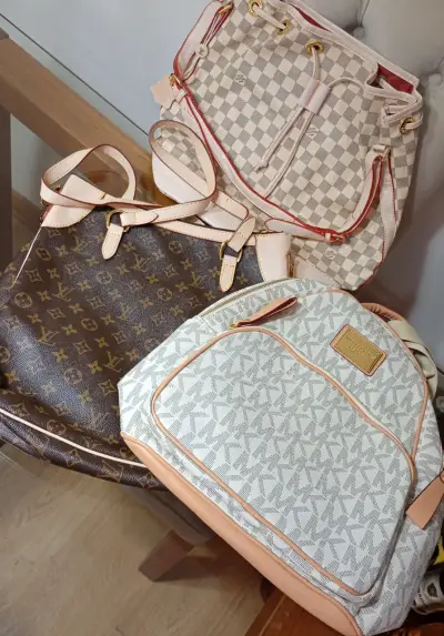 Cartera de mano fucsia con diseño elegante - miniatura 6