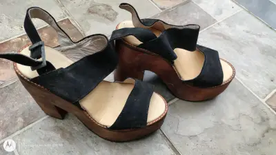 Sandalias de plataforma negras de cuero y gamuza - miniatura 1