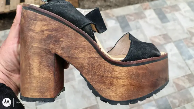 Sandalias de plataforma negras de cuero y gamuza - 2