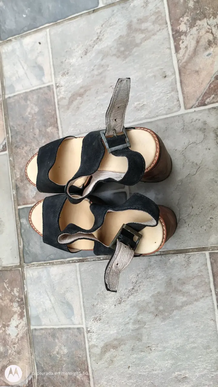 Sandalias de plataforma negras de cuero y gamuza - 4