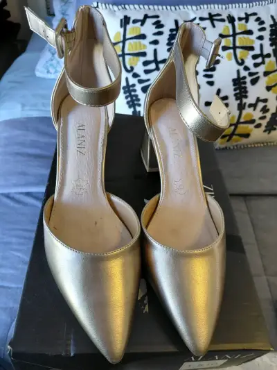 Zapatos de tacón dorados Alaniz con correa - miniatura 1