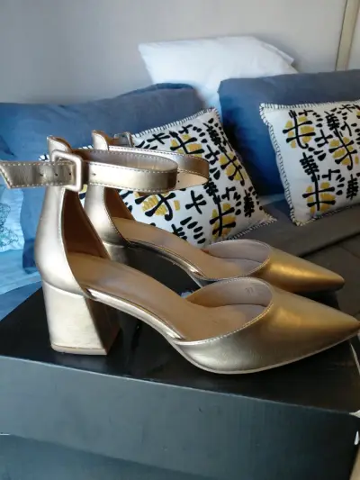 Zapatos de tacón dorados Alaniz con correa - miniatura 2