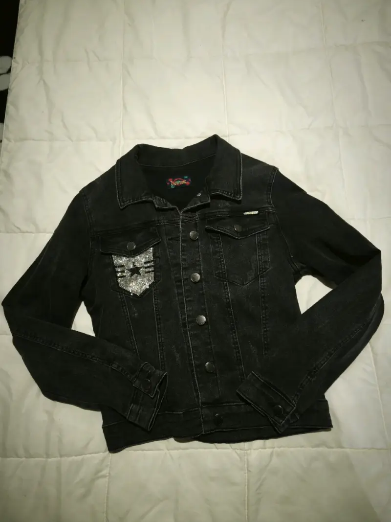 Chaqueta de mezclilla negra con diseño de estrella - 3