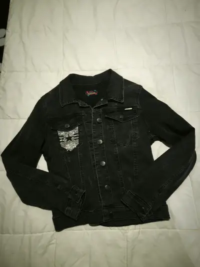 Chaqueta de mezclilla negra con diseño de estrella - miniatura 3