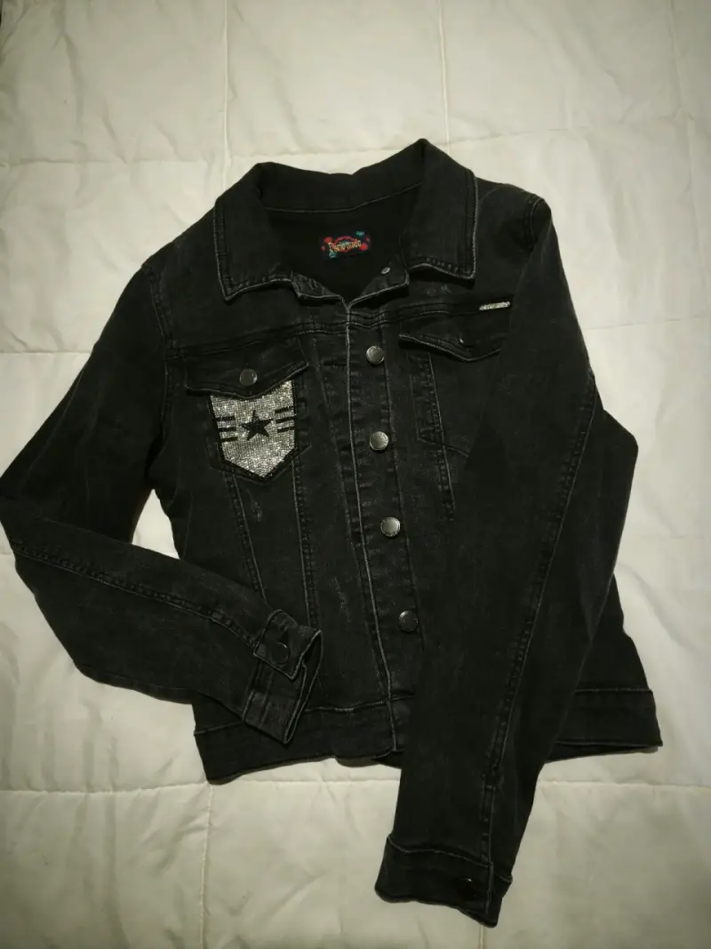 Chaqueta de mezclilla negra con diseño de estrella - 4