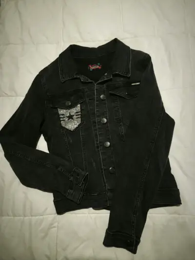 Chaqueta de mezclilla negra con diseño de estrella - miniatura 4