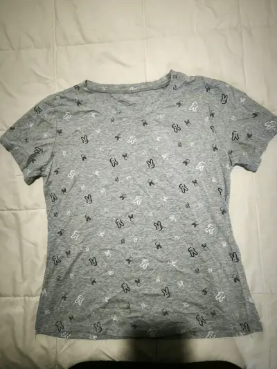 Polera gris con estampado de conejos - miniatura 1
