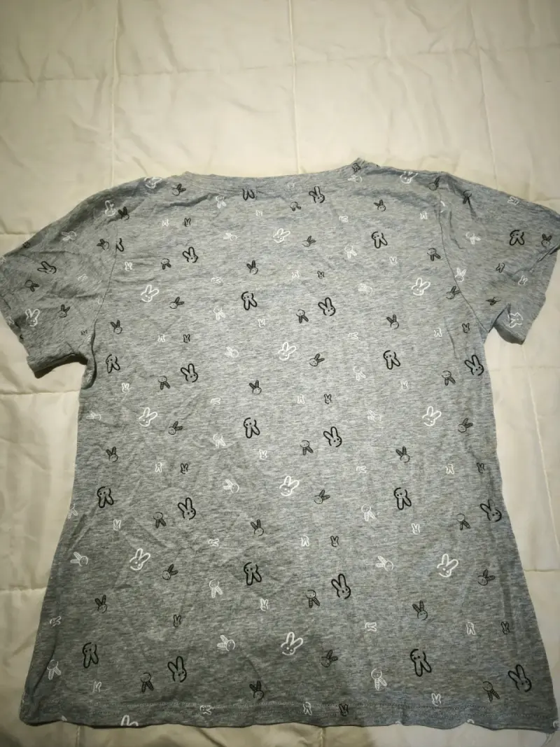Polera gris con estampado de conejos - 2