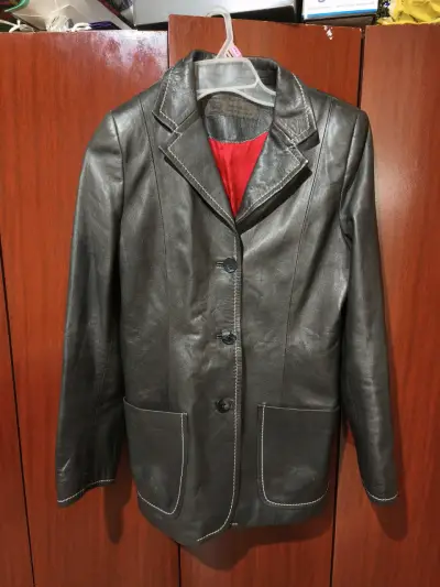 Chaqueta de cuero negra con forro rojo - miniatura 1