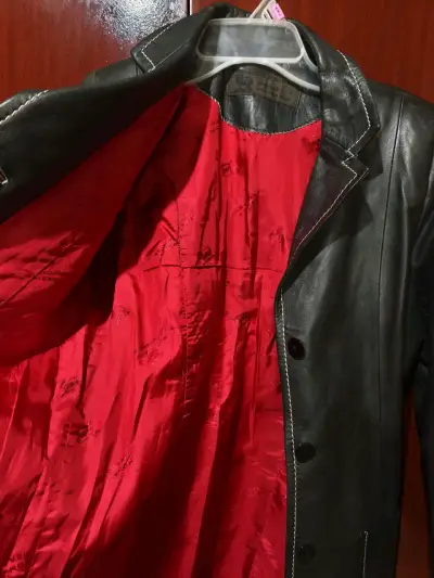 Chaqueta de cuero negra con forro rojo - miniatura 2