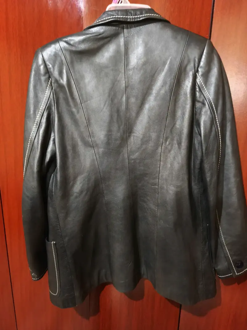 Chaqueta de cuero negra con forro rojo - 3