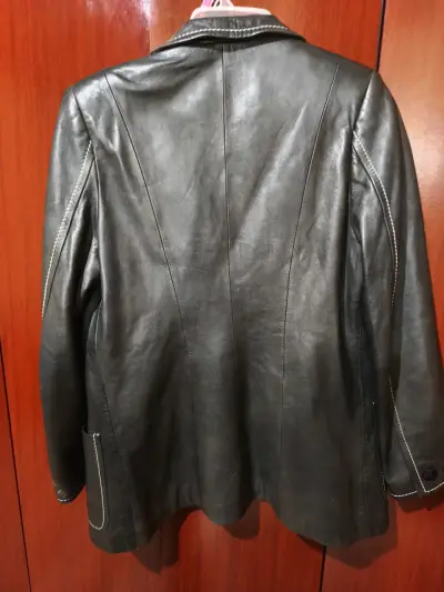 Chaqueta de cuero negra con forro rojo - miniatura 3
