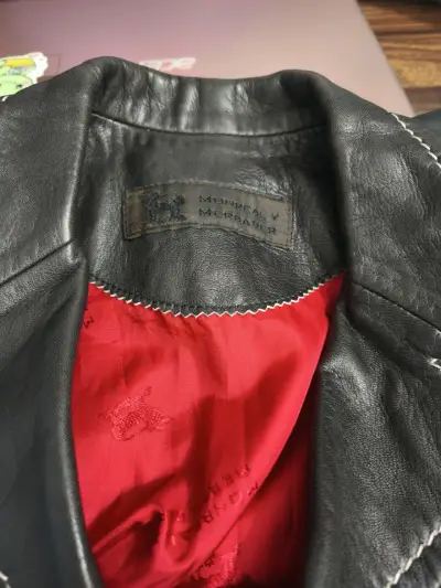 Chaqueta de cuero negra con forro rojo - miniatura 4