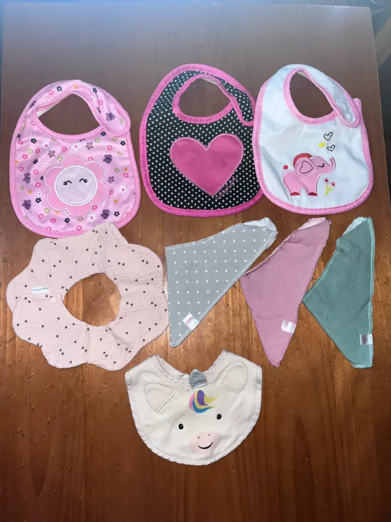 Set de baberos para bebé con diseños variados