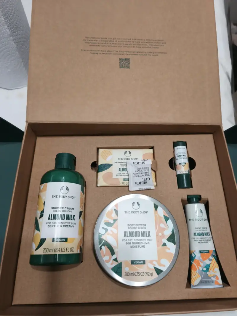 Set de cuidado corporal The Body Shop Almond Milk - 1