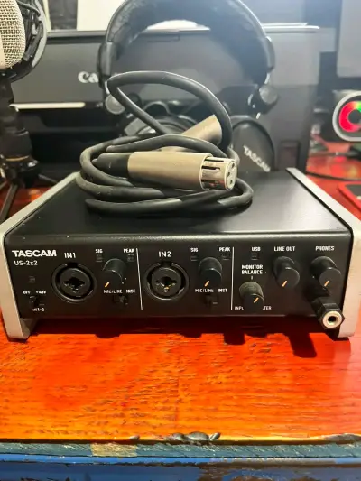 Interfaz de Audio Tascam US-2x2 con Micrófono y Audífonos - miniatura 1