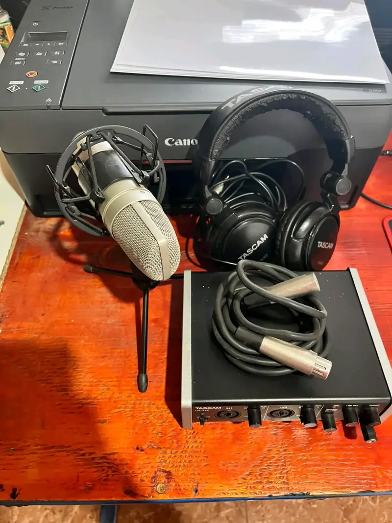 Interfaz de Audio Tascam US-2x2 con Micrófono y Audífonos - 4