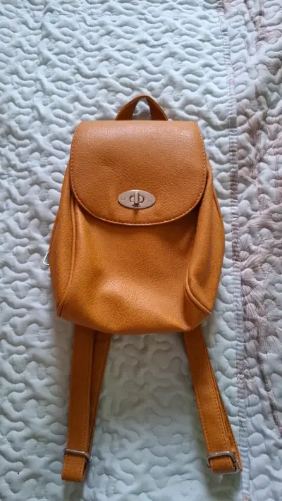 Mochila pequeña de cuero sintético color camel - miniatura 1