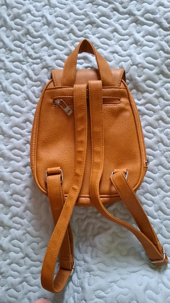 Mochila pequeña de cuero sintético color camel - 2