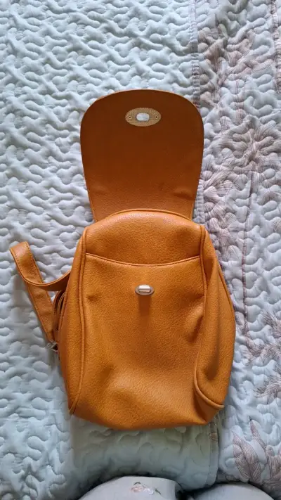 Mochila pequeña de cuero sintético color camel - miniatura 3