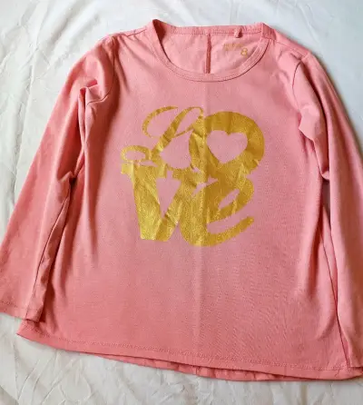 Polera manga larga rosa con diseño Love para niña - miniatura 1