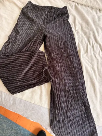 Pantalones anchos negros  con detalle plateado - miniatura 1