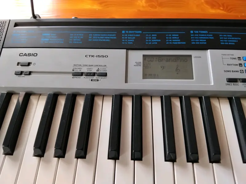 Teclado Casio CTK-1550 con soporte ajustable - 1