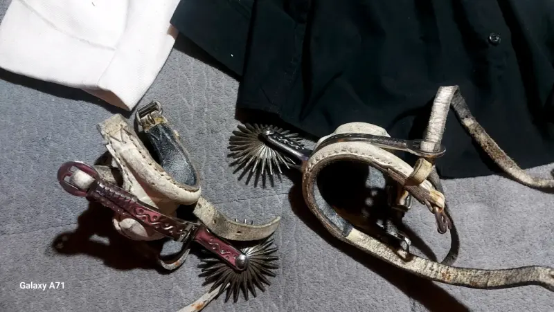 Traje de Huaso Chileno Completo con Sombrero y Espuelas - 4