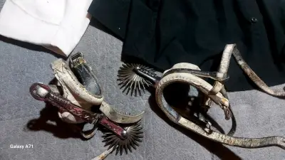 Traje de Huaso Chileno Completo con Sombrero y Espuelas - miniatura 4