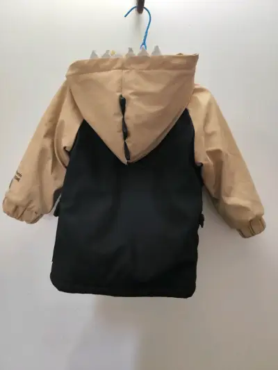 Chaqueta infantil con capucha beige y negra - miniatura 1
