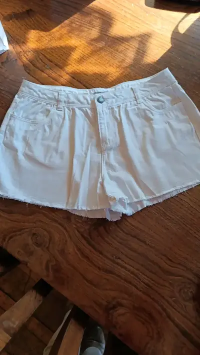 Shorts de mezclilla blancos para mujer - miniatura 1
