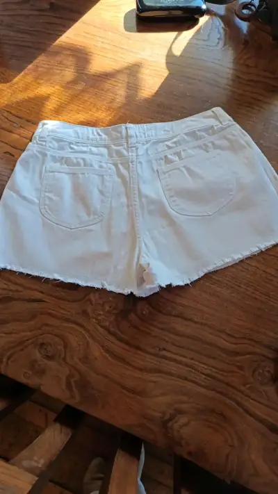 Shorts de mezclilla blancos para mujer - miniatura 2