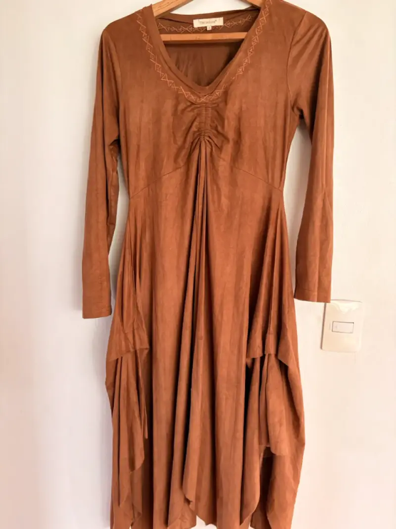 Vestido largo camel Tatiene tipo gamusa - 1