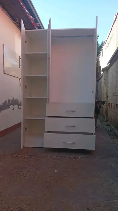Armario blanco con cajones y estantes - miniatura 1