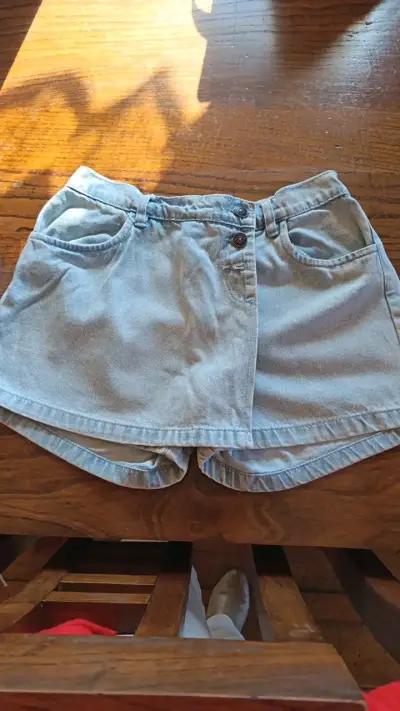 Falda Short de mezclilla azul claro para mujer - miniatura 1