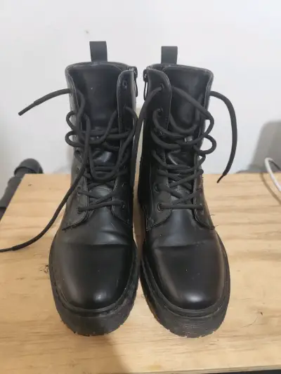 Botas negras de cuero con cordones - miniatura 1