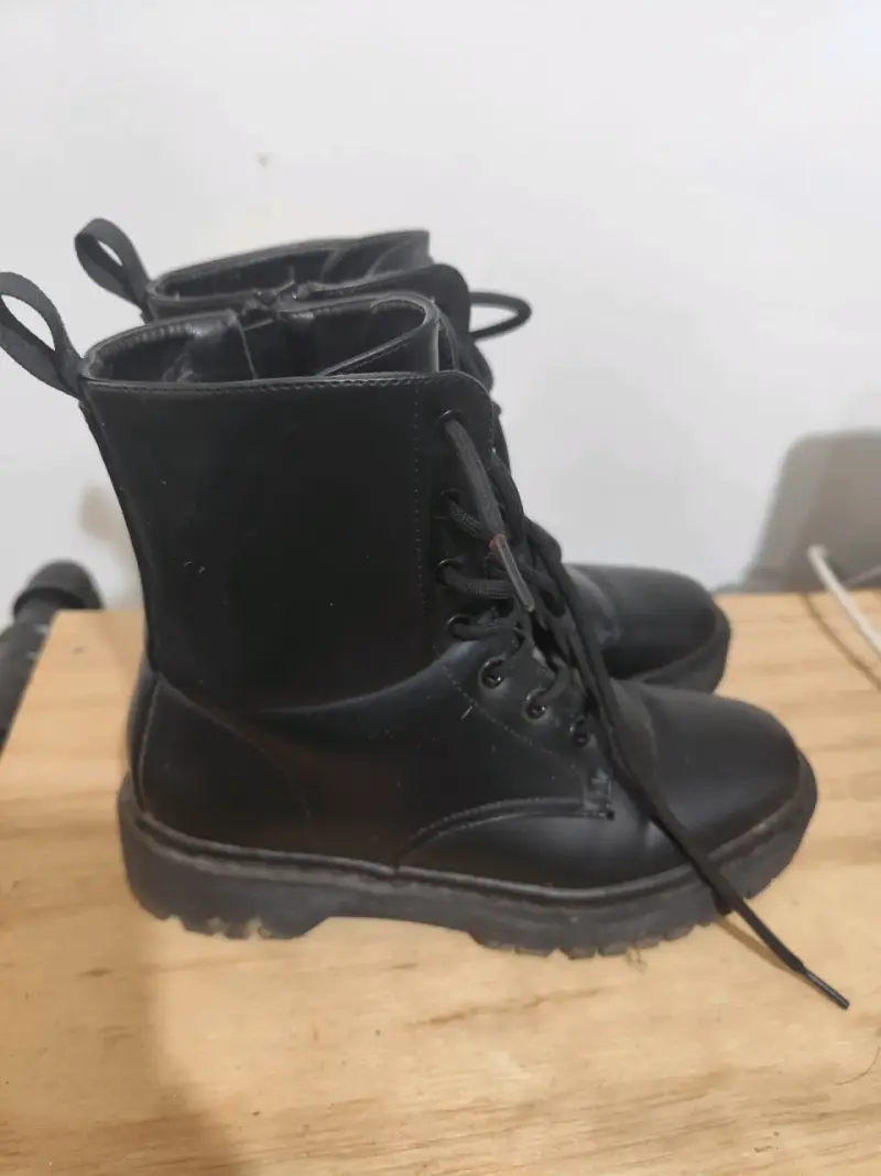 Botas negras de cuero con cordones - 2
