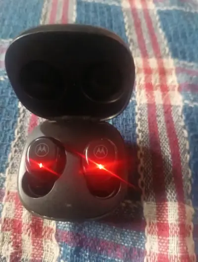 Auriculares Inalámbricos Motorola con Estuche - miniatura 3