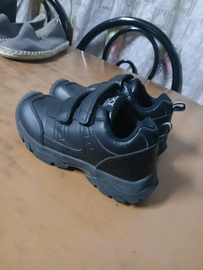 Zapatos escolares negros para niños con velcro