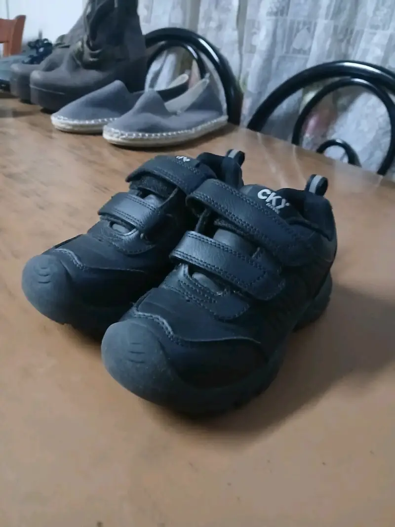Zapatos escolares negros para niños con velcro - 2