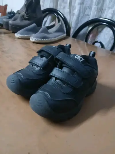 Zapatos escolares negros para niños con velcro - miniatura 2