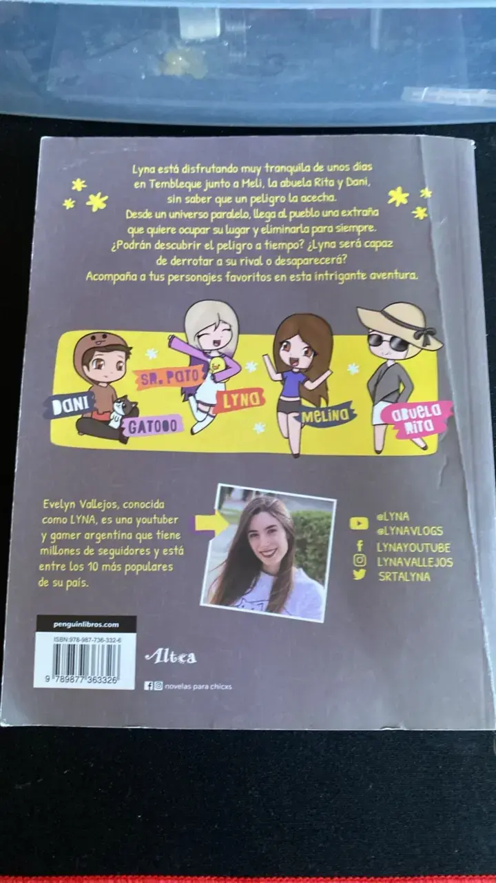 Libro 'Una Familia Anormal' de Lyna Vallejos - 2
