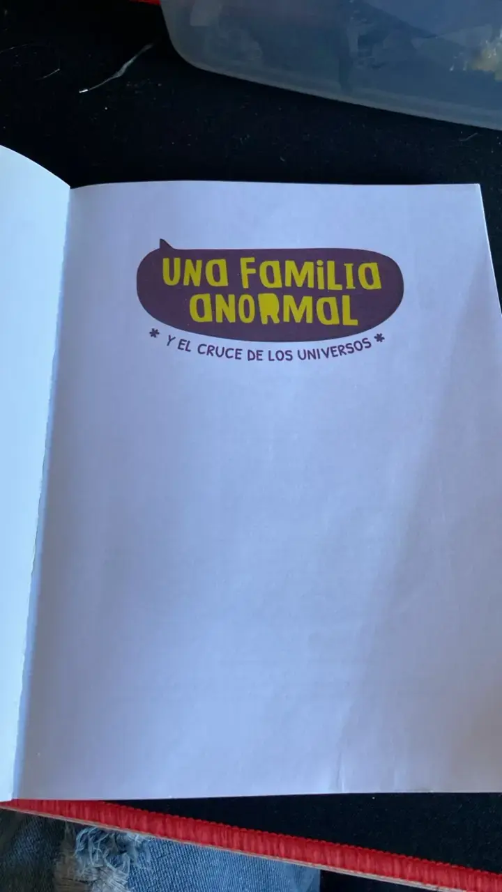 Libro 'Una Familia Anormal' de Lyna Vallejos - 3