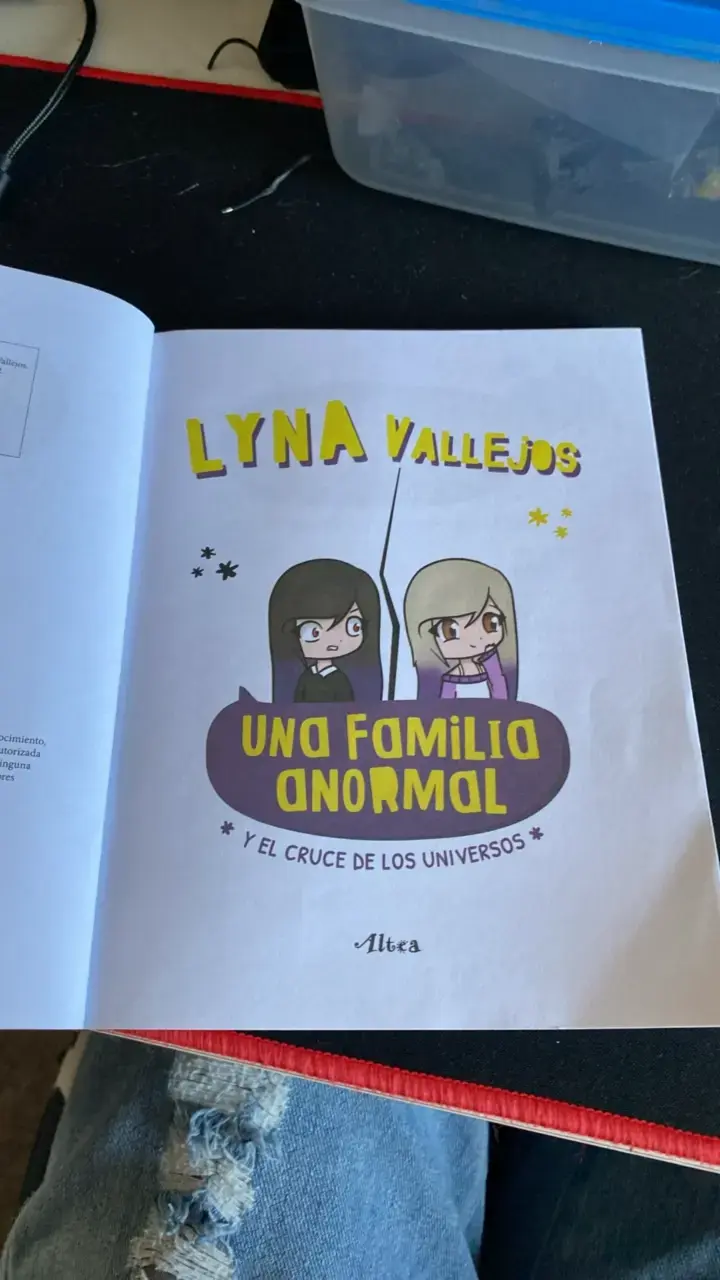 Libro 'Una Familia Anormal' de Lyna Vallejos - 4
