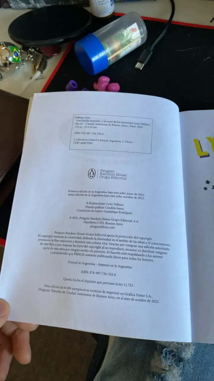 Libro 'Una Familia Anormal' de Lyna Vallejos - 5