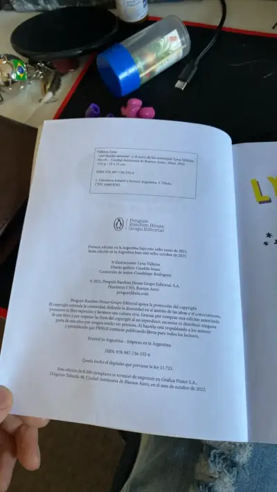 Libro 'Una Familia Anormal' de Lyna Vallejos - miniatura 5