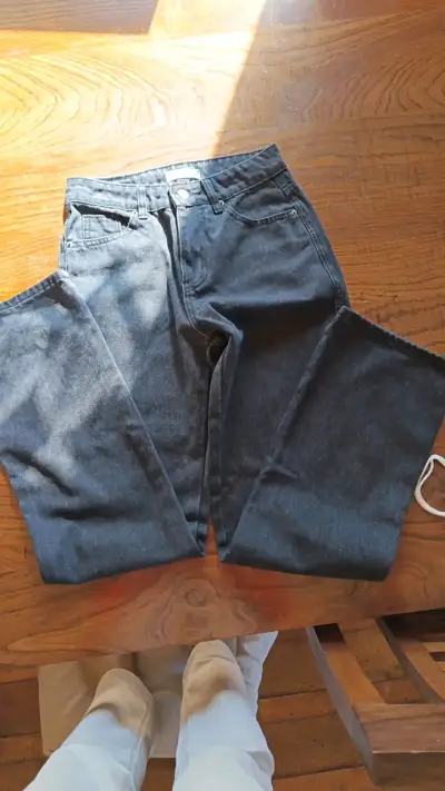 Jeans de mezclilla azul oscuro para mujer - miniatura 1