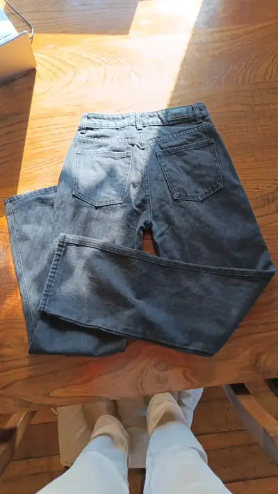Jeans de mezclilla azul oscuro para mujer - miniatura 2