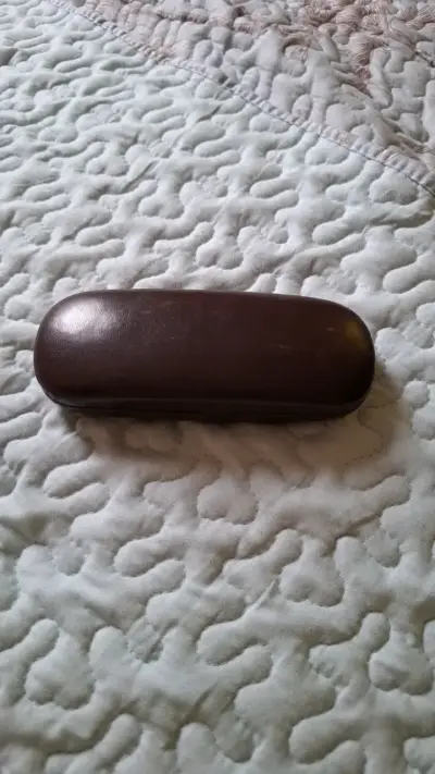 Estuche rígido para gafas color marrón - miniatura 1